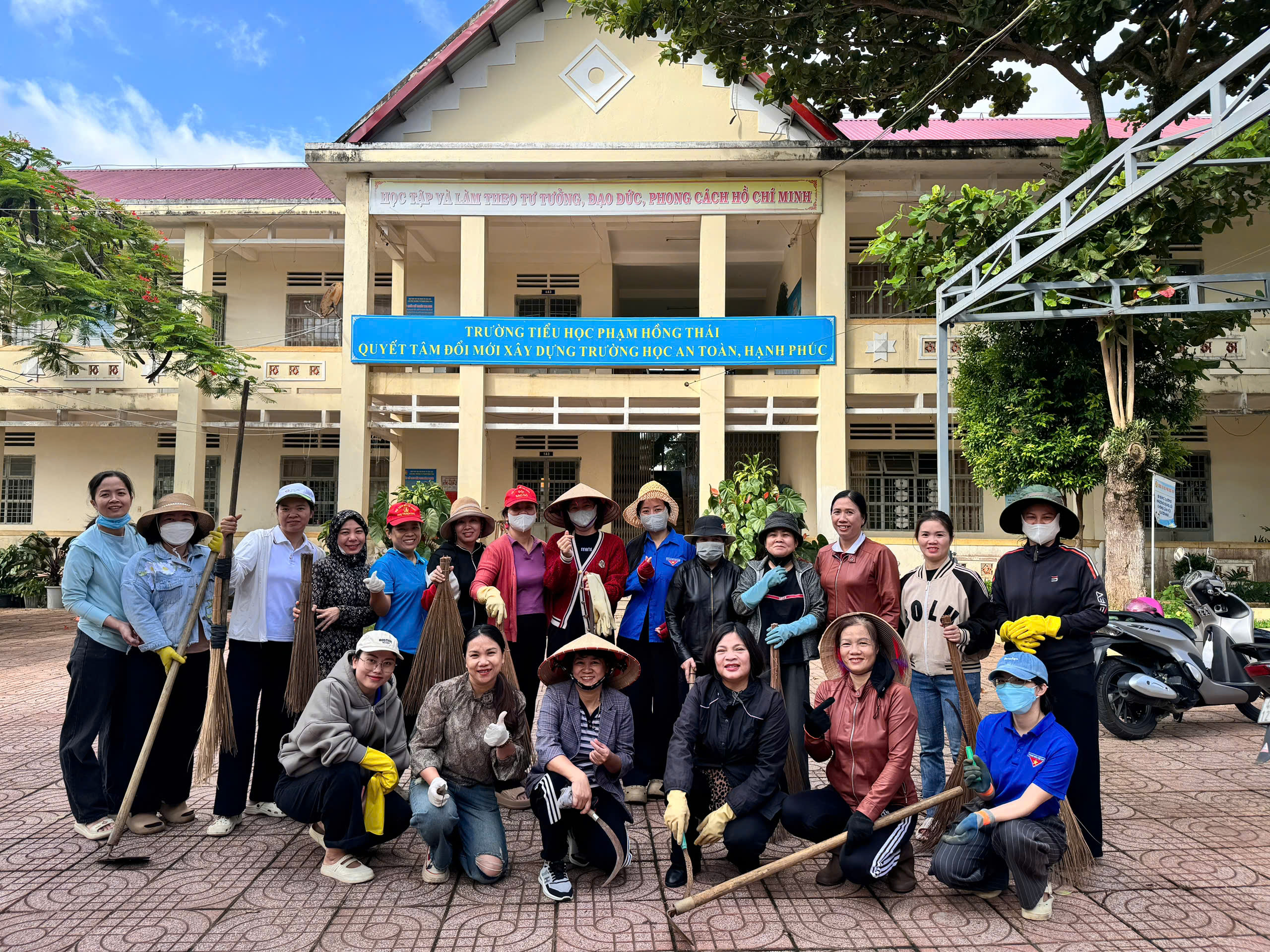 Trường TH Phạm Hồng Thái tổ chức lễ ra quân hưởng ứng phong trào " Toàn dân chung tay bảo vệ môi trường vì một Việt Nam xanh – sạch – đẹp"