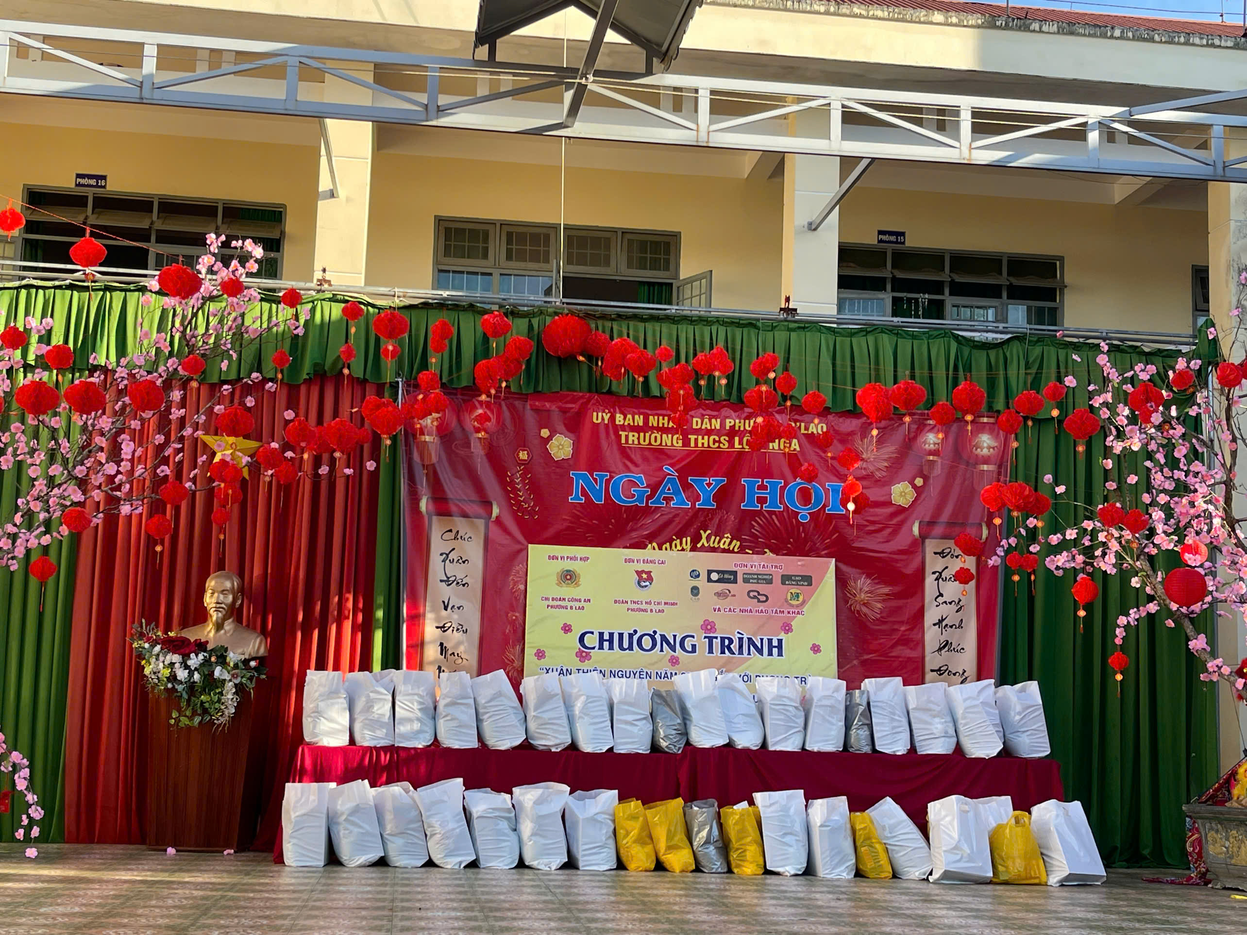 Một số hình ảnh Chi đoàn phường, chi đoàn Công an, nhà tài trợ về trường trao quà tết cho học sinh