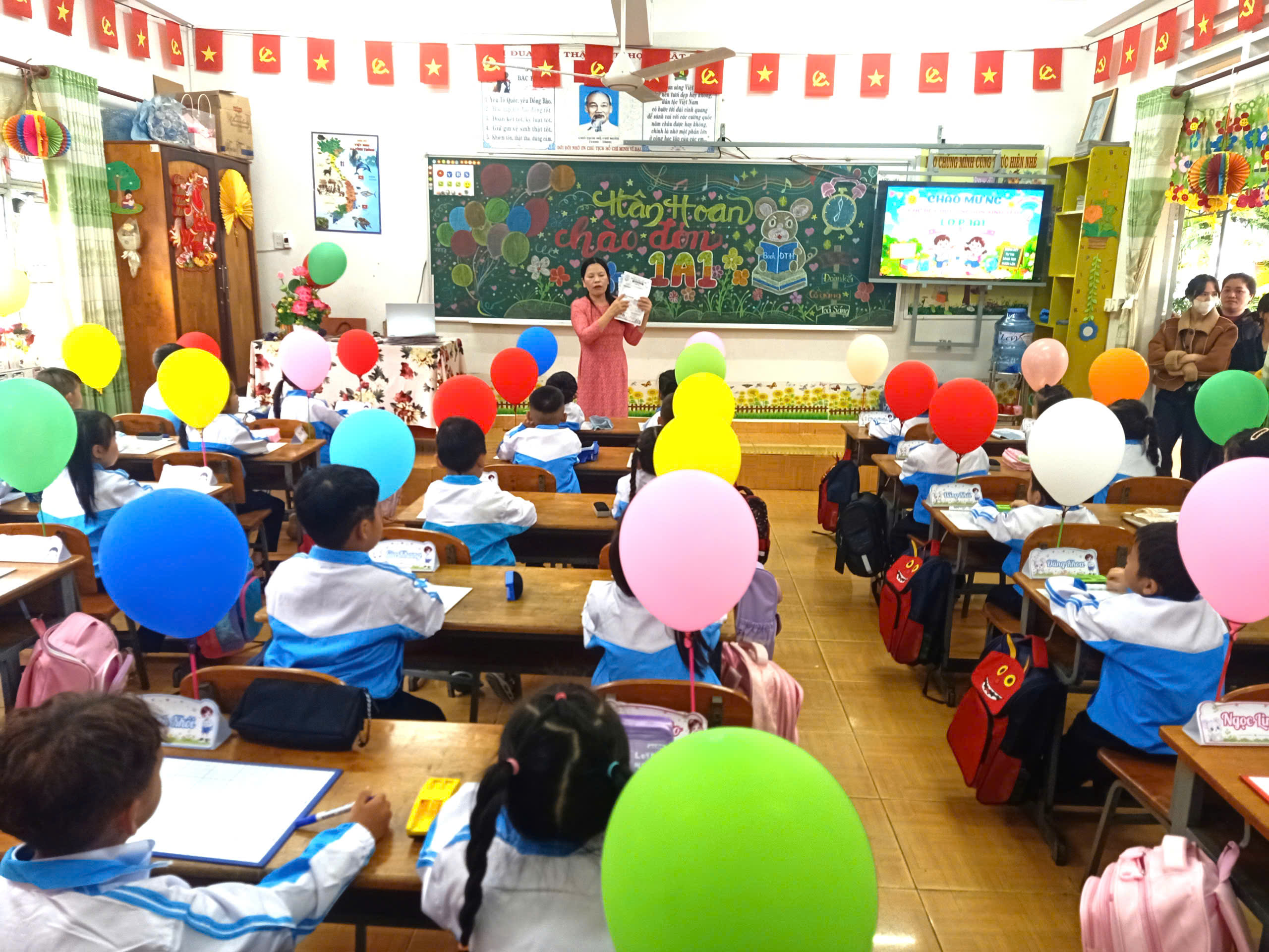 TRƯỜNG TIỂU HỌC ĐINH TIÊN HOÀNG RỘN RÀNG NGÀY TỰU TRƯỜNG NĂM HỌC 2026-2027