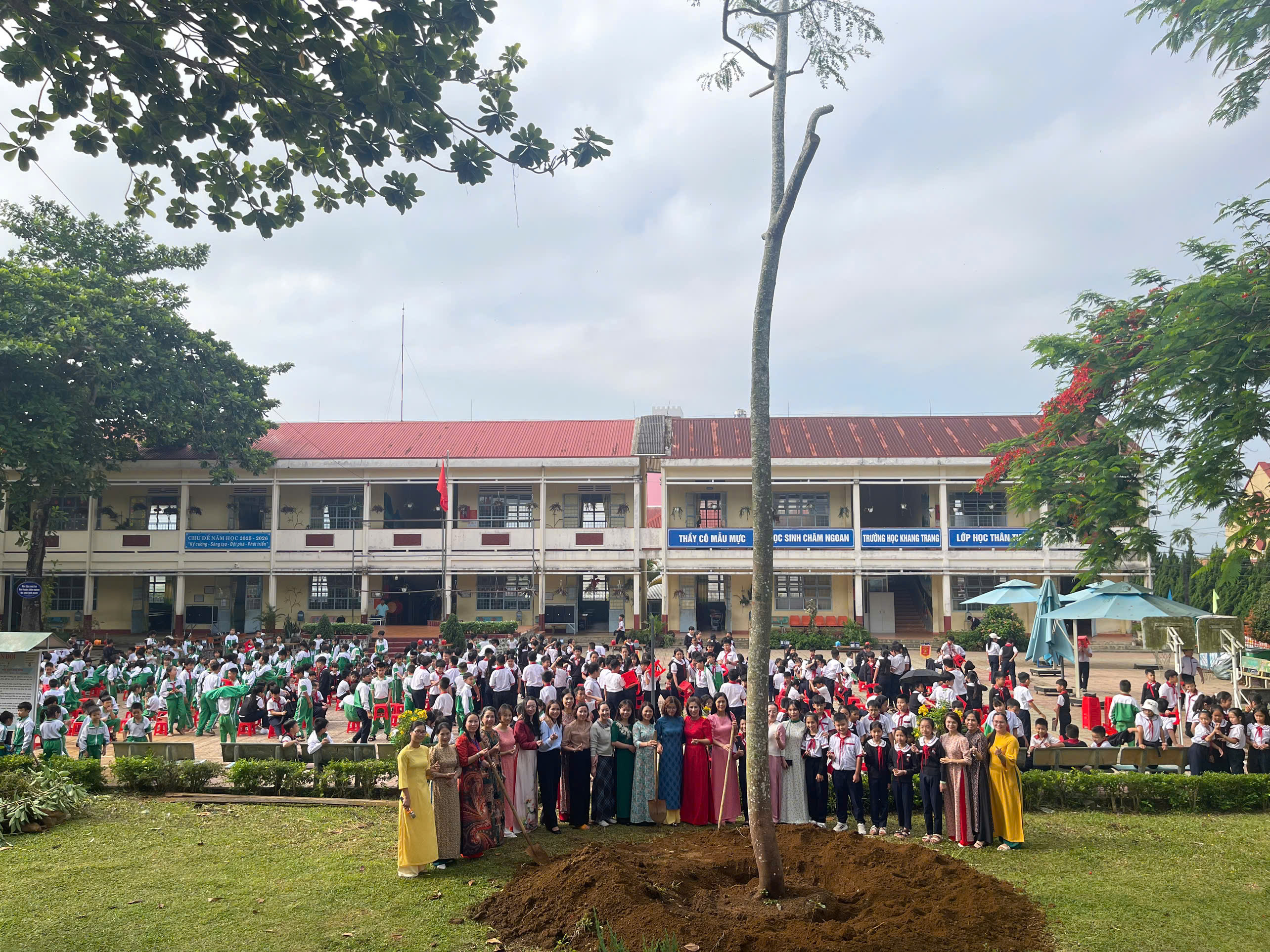 Trường Tiểu học Lộc Châu 1 Sôi Nổi Hưởng Ứng “Tết Trồng Cây Đời Đời Nhớ Ơn Bác Hồ”